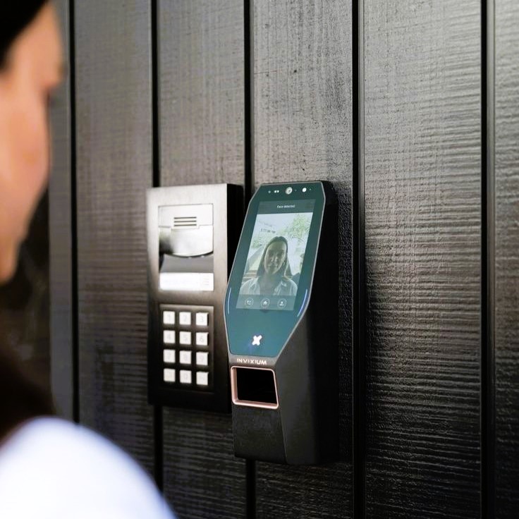 درب آلومینیومی با سیستم تشخیص چهره